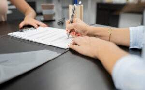 Woman S Hand Signing Employment Contract 2022 03 30 01 36 01 Utc (1) (1) - Fênix Assessoria Contábil